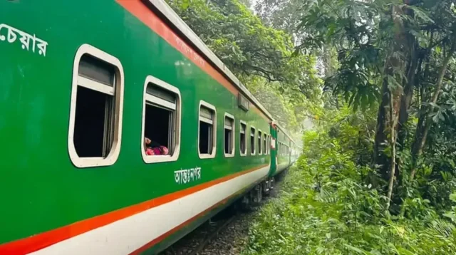 লাউয়াছড়ায় পাহাড়িকা এক্সপ্রেসের হুক ছিঁড়ে বগি বিচ্ছিন্ন