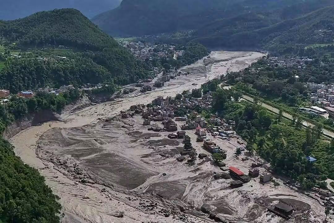 আকস্মিক বন্যা ও ভূমিধসে নেপালে ৮০০ বিদেশিসহ নিখোঁজ ১,৫০০