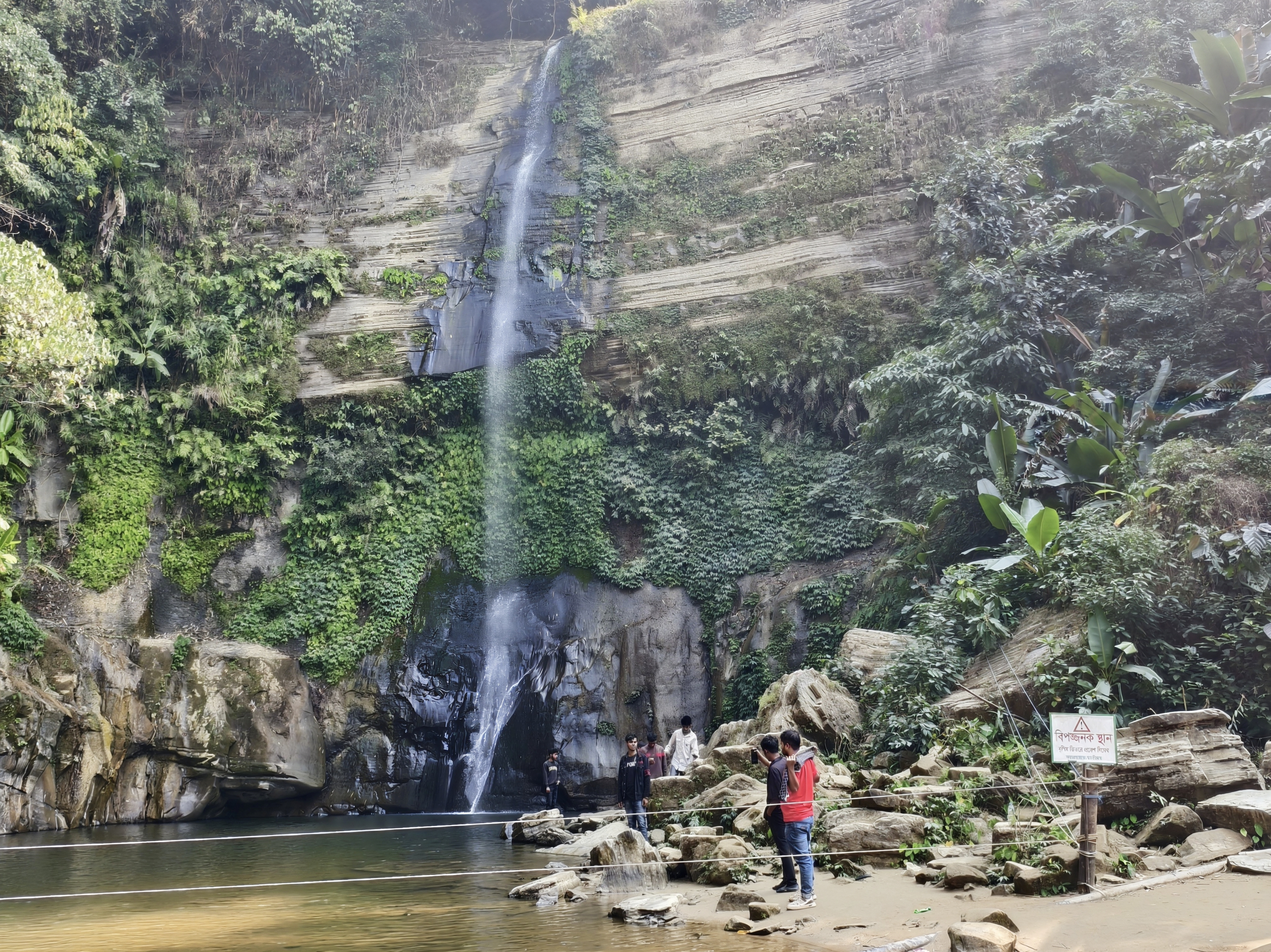 মনোমুগ্ধকর মাধবকুন্ড জলপ্রপাত