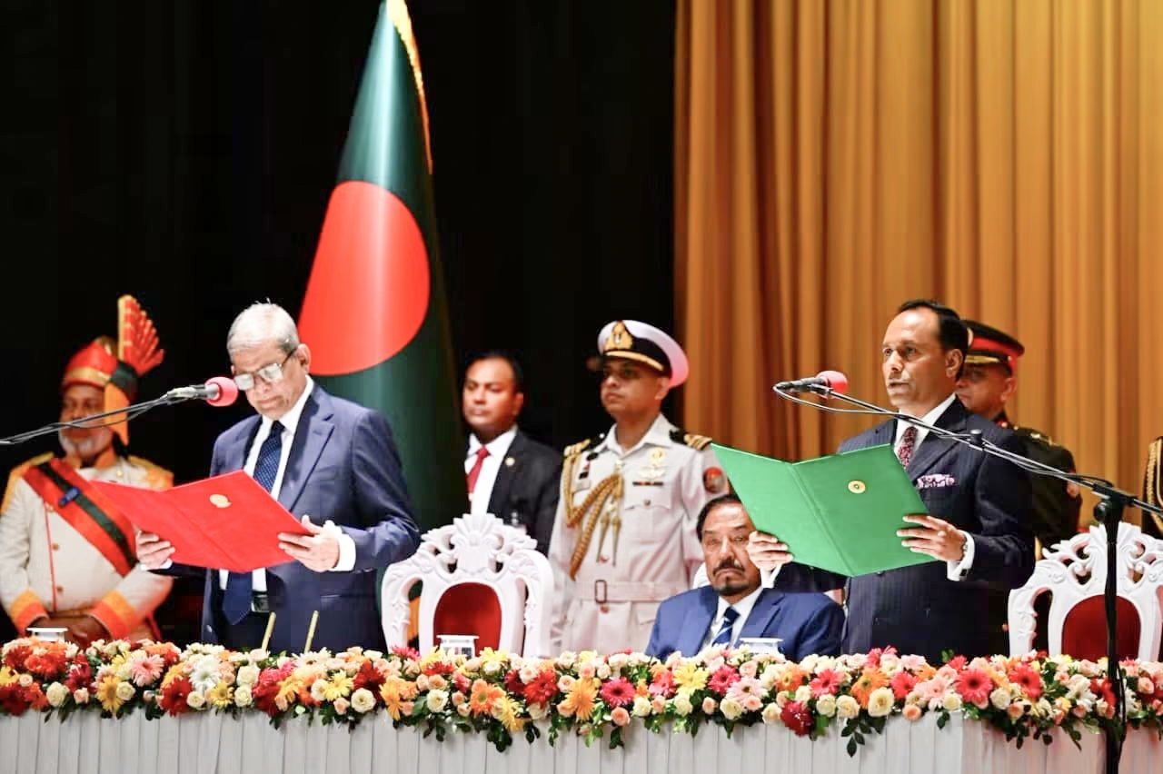 শপথ নিলেন নবনির্বাচিত রাষ্ট্রপতি মির্জা ফখরুল ইসলাম